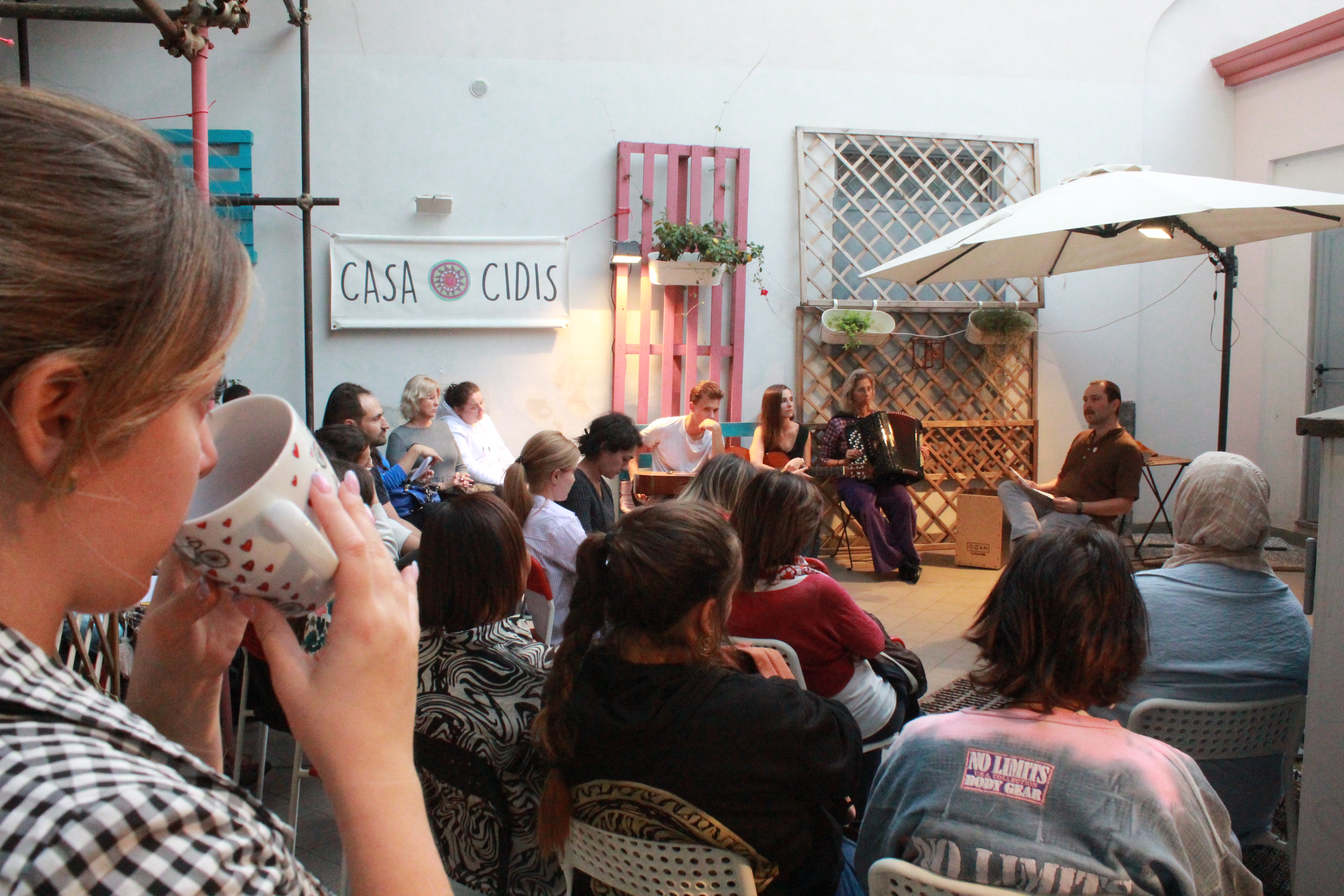 Musica e arte con una buona tazza di tè: i venerdì di Casa Cidis con Dreamm