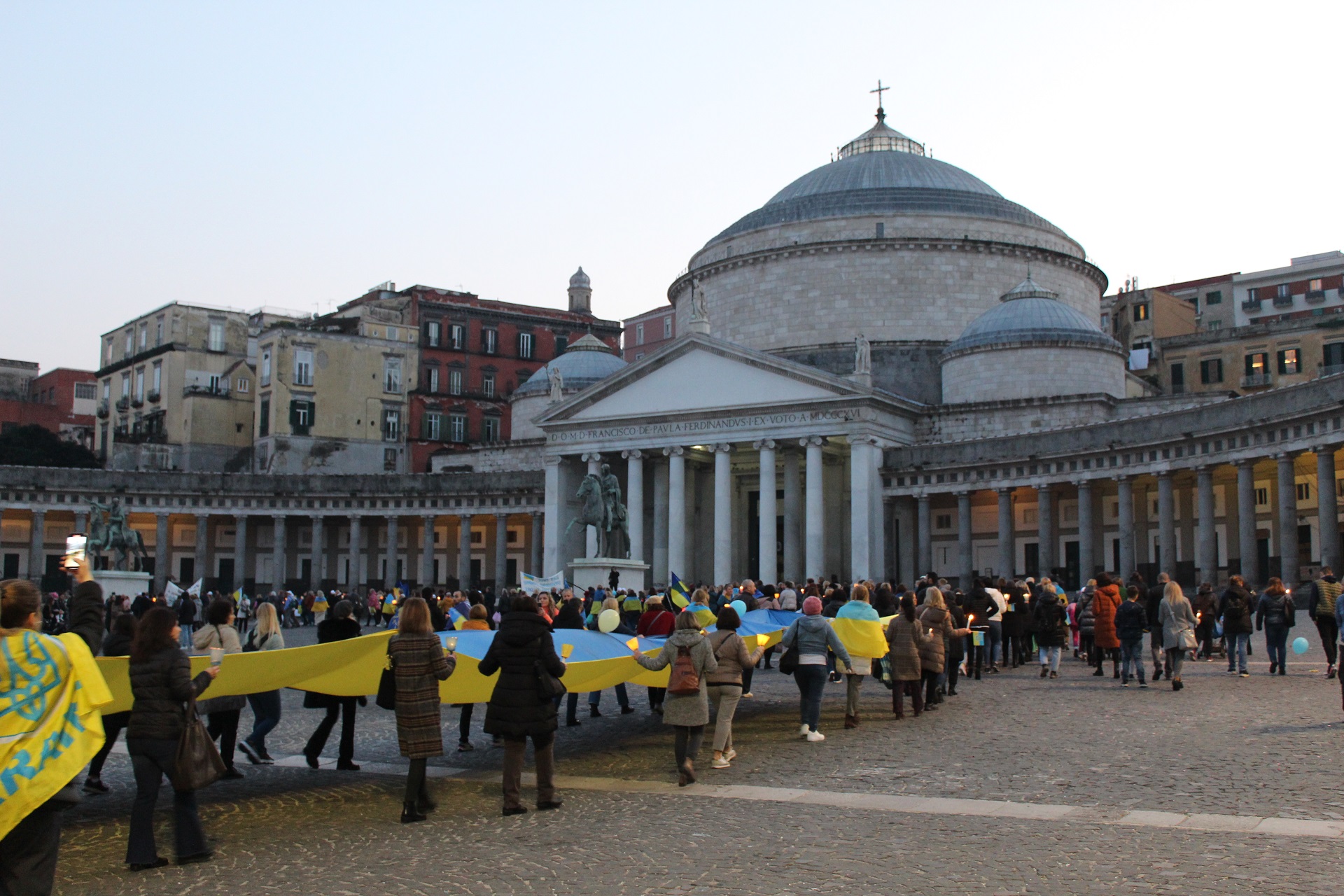 Fiaccolata contro la guerra: Napoli al fianco della comunità ucraina